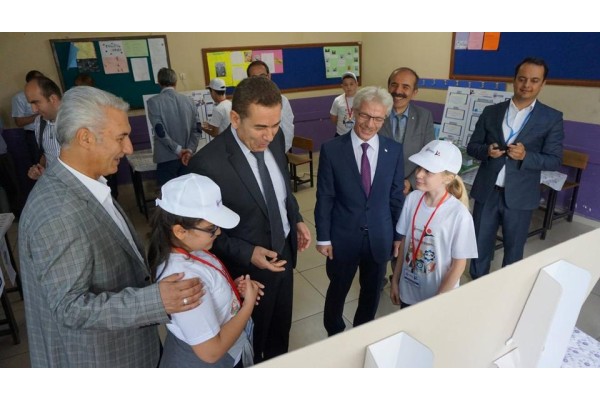 ATATÜRK ORTAOKULU’NDA TÜBİTAK BİLİM FUARI AÇILDI