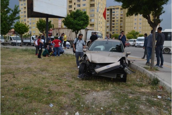 İKİ OTOMOBİL ÇARPIŞTI: 1 YARALI