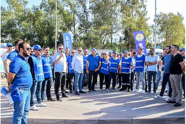 TÜPRAŞ İŞÇİSİ EYLEMLERİNİ RAFİNERİ ÖNÜNE TAŞIDI