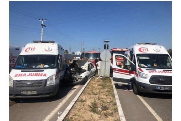 AMBULANSLA OTOMOBİL ÇARPIŞTI: 7 YARALI
