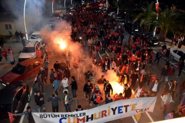 CUMHURİYET SEVGİSİ SOKAKLARA TAŞTI