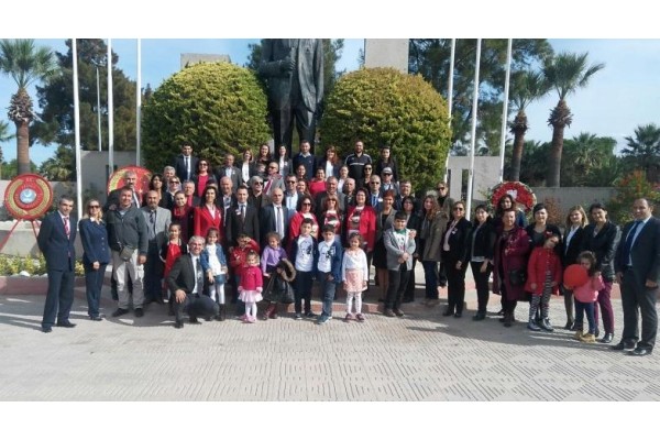 EĞİTİM-İŞ’Lİ ÖĞRETMENLER ANITA KARANFİL BIRAKTI