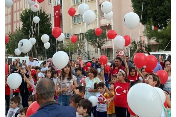 Çocuklar 100. Yıl için balon uçurdu