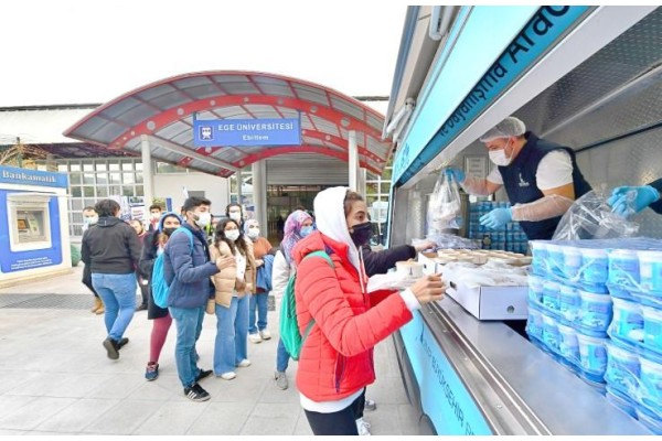 BÜYÜKŞEHİR BELEDİYESİNDEN ÖĞRENCİLERE SICAK YEMEK