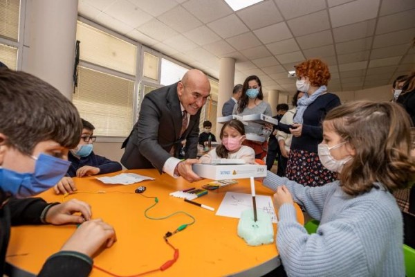 ÇOCUKLARA YENİ YIL SÜRPRİZİ