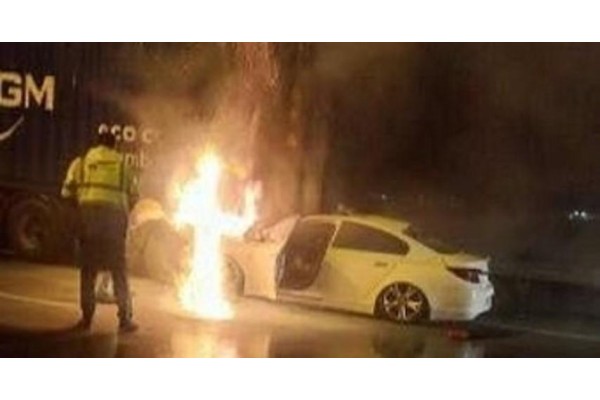 TIRA ÇARPAN SÜRÜCÜ HAYATINI KAYBETTİ