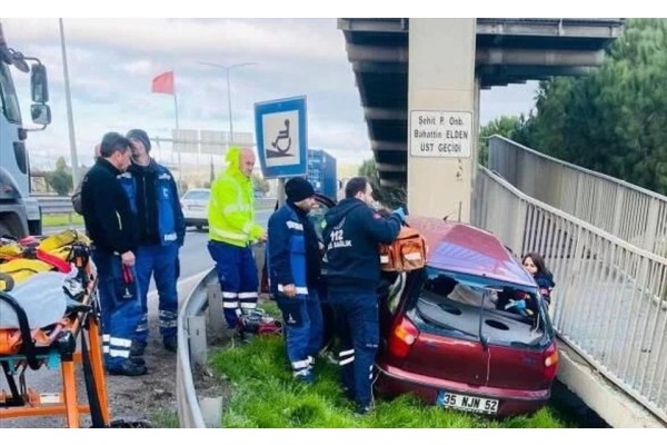 Otomobil üst geçide çarptı: 1 ölü, 1 yaralı!