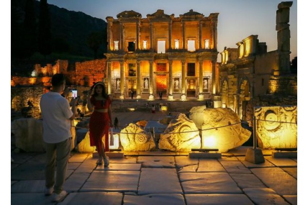 Efes Antik Kenti’nde gece müzeciliği