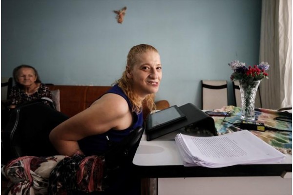 Serebral palsi hastası burnuyla kitap yazdı