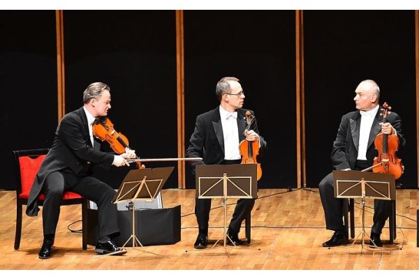 MÜZİK VE KAHKAHA BİR ARADA