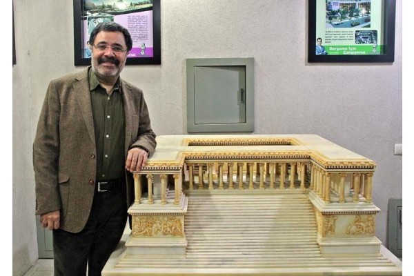 YENİ ROMANINDA BERGAMA'YI ANLATACAK