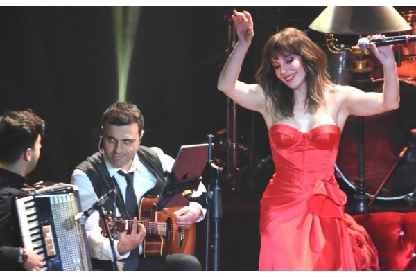 FUNDA ARAR HAYRANLARIYLA BULUŞACAK