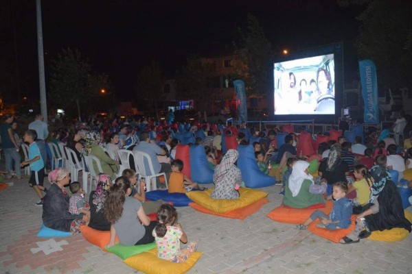 AÇIK HAVADA SİNEMA KEYFİ SÜRÜYOR