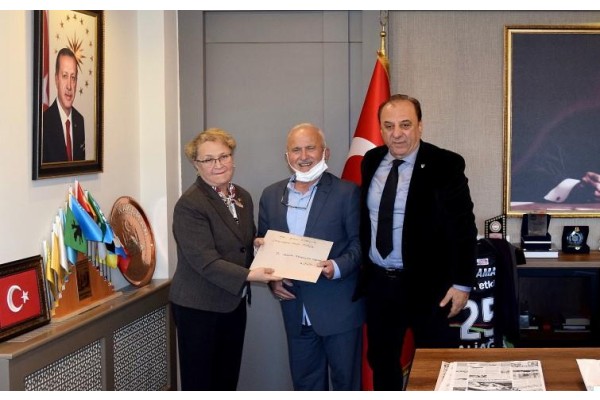 YAZDIĞI KİTAPÇIĞI YARDIM SEVENLER’E TAKDİM ETTİ