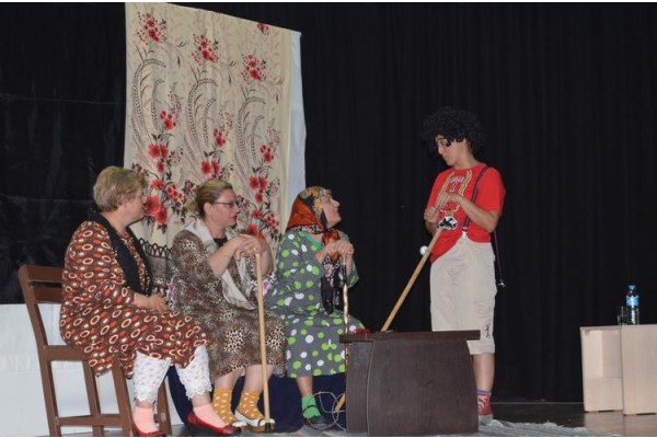 ‘BUNAKLAR’ ALİAĞA’DA SAHNELENDİ