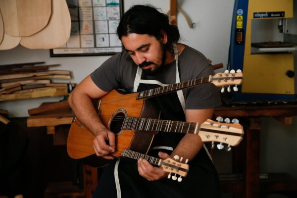 Kaplumbağa kabuğundan müzik aleti tasarladı