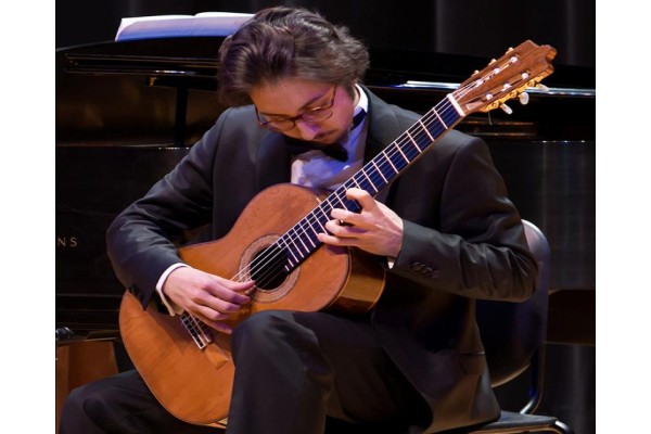 SENFONİ’DE GİTAR ESİNTİSİ