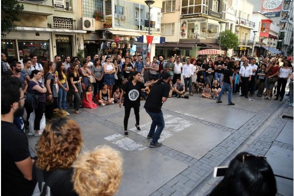 ‘SOKAKTA TİYATRO’ YOĞUN İLGİ GÖRÜYOR