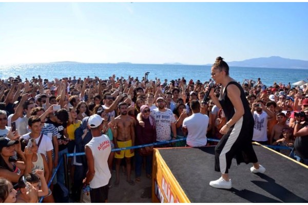 MERVE ÖZBEY SEVENLERİYLE BULUŞTU