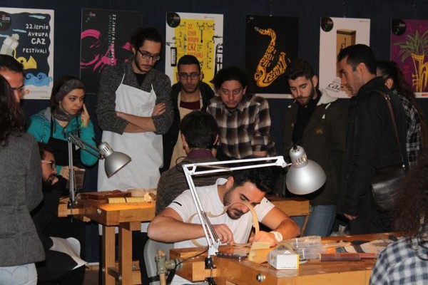 KEMAN VE YAY YAPIM ATÖLYESİ SON SÜRAT