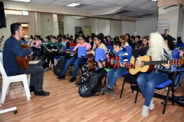 ASEV’DEN GENÇLERE GİTAR EĞİTİMİ