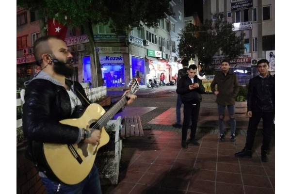 SOKAKTA MÜZİK Mİ OLUR?