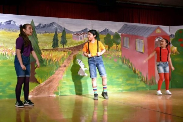 ‘ÜÇ İYİ ARKADAŞ’ MİNİKLERİ EĞLENDİRDİ