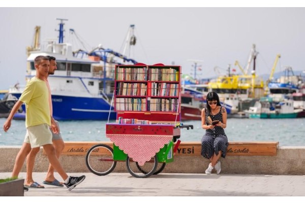 Seyyar tezgahıyla okuma tutkusunu paylaşıyor