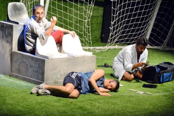 'ERKEKLER, FUTBOL VE DAHASI' SAHNELENDİ