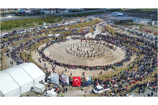 TÜRKELLİ FOLKLORİK DEVE GÖSTERİSİ’NE BÜYÜK İLGİ