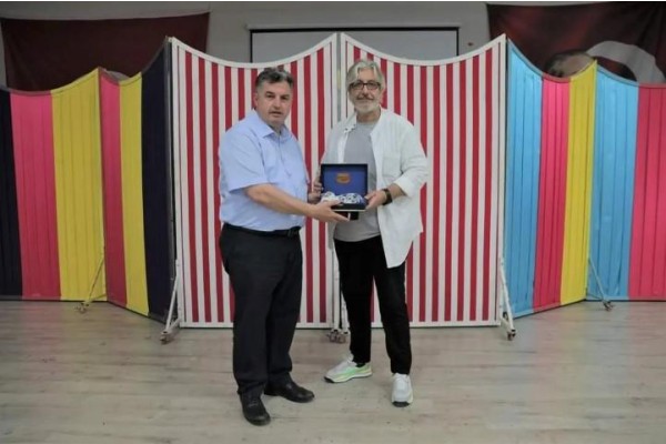 Uygur Çocuk Tiyatrosu Kınık’ta sahne aldı