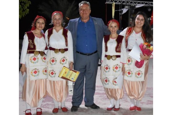 DÜNYA HALK DANSLARI DİKİLİ’DE GÖRÜCÜYE ÇIKTI