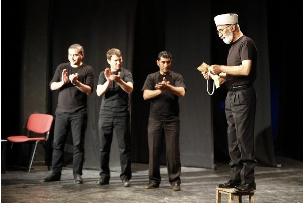 TEMİZLİK İŞÇİLERİ SAHNENİN TOZUNU ATTI