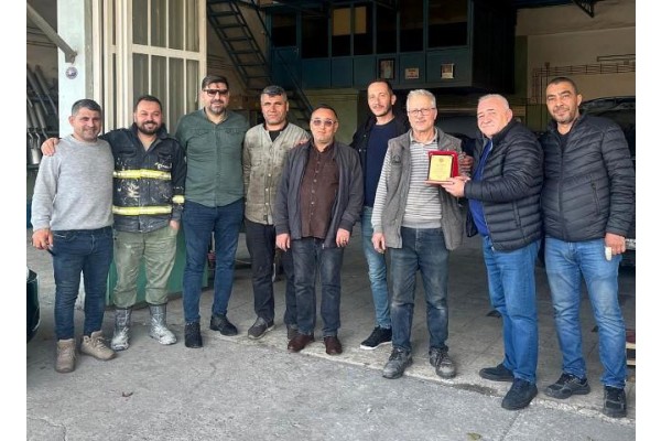 48 yıllık ustaya teşekkür plaketi