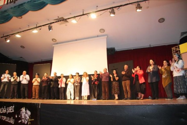 ‘BAŞARIMI KARILARIMA BORÇLUYUM’ SAHNELENDİ