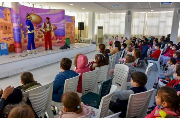 TİYATRO VE SİHİRBAZ GÖSTERİLERİYLE EĞLENDİLER