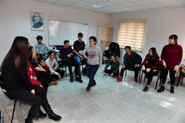 VE PERDE AÇILIYOR...