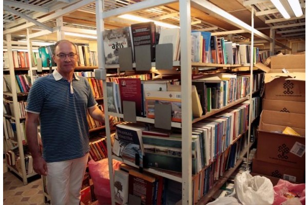 ASIRLIK KÜTÜPHANE KİTAP KOLİLERİYLE DOLDU