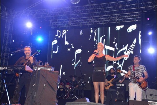 ALİAĞA’DA ÜMİT BESEN VE PAMELA RÜZGARI