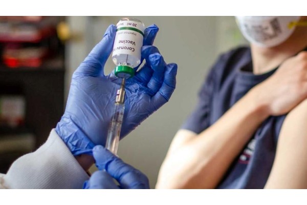 İZMİR'DE 5 MİLYON DOZ AŞI YAPILDI