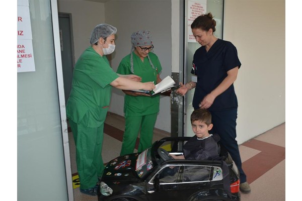 ÇOCUKLAR AMELİYATA AKÜLÜ ARABAYLA GİDİYOR