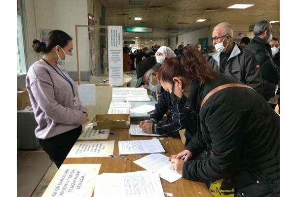 AŞI MERKEZLERİNDE YOĞUNLUK