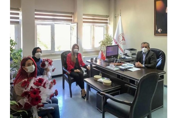 AK KADINLARDAN SAĞLIK ÇALIŞANLARINA KARANFİL