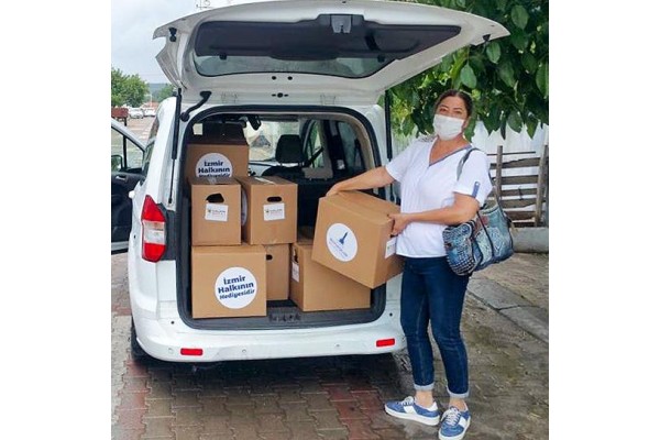 CHP’Lİ KADINLARDAN İHTİYAÇ SAHİPLERİNE ERZAK YARDIMI