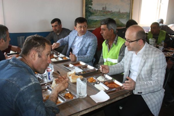 HAMZA DAĞ 1 MAYISTA İŞÇİLERLE YEMEKTE BULUŞTU