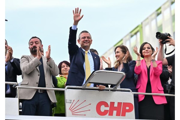 Özel, İzmir'de halkla buluştu