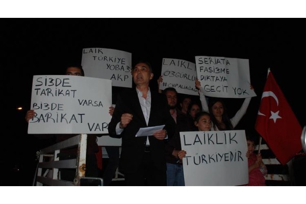 CHP ALİAĞA'DAN ‘LAİKLİK’ İÇİN İNSAN ZİNCİRİ