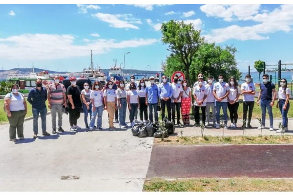 İYİ PARTİ SAHİLDE TEMİZLİK YAPTI