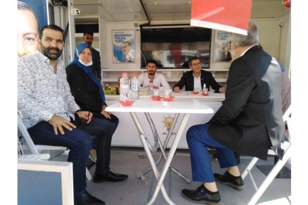 AK PARTİ, DEMOKRASİ MEYDANI’NDA SORUNLARI DİNLİYOR