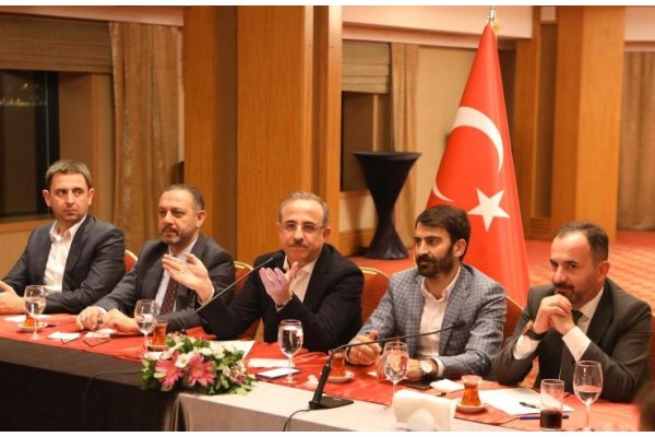 SÜREKLİ'DEN SOYER'E ELEŞTİRİ: "İZMİR'E BAK"